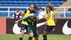 Bolivia's Ana Rojas (C) vies for tha ball against Ecuador's Karen Flores (L) and Kerlly Real during their Women's Copa America 2022 first round match against Bolivia at Pascual Guerrero Stadium in Cali, Colombia, on July 8, 2022. (Photo by Juan BARRETO / AFP)
