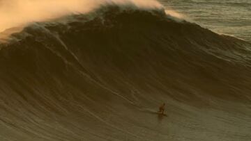 El surfista portugués Nic Von Rupp en una de las últimas olas gigantes de una sesión en Nazaré (Portugal), con luz del atardecer, él en lo más profundo de la ola y esta a punto de romper, mostrando espuma en el la