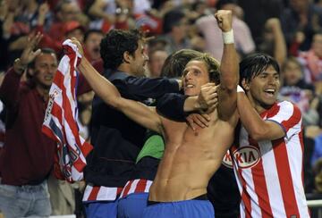 Forlán celebra el gol definitivo.