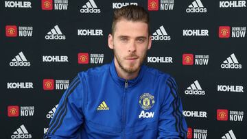 El portero español del Manchester United, David de Gea, firmando su renovación.