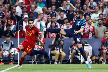 Jes迆s Navas controla el bal車n ante Ivanusec.