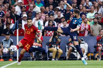 Jesús Navas controla el balón ante Ivanusec.