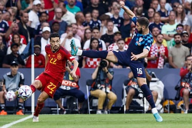 Jesús Navas controla el balón ante Ivanusec.