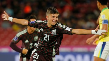AMDEP4446. SANTIAGO (CHILE), 28/09/2025.- Tahiel Jiménez de México celebra un gol este domingo, en un partido del grupo C de la Copa Mundial Sub-20 entre Brasil y México en el estadio Nacional en Santiago (Chile). EFE/ Esteban Garay
