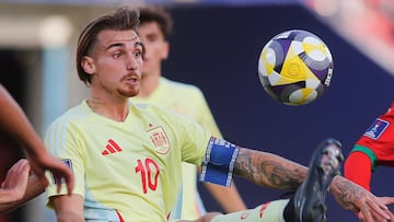 AMDEP4406. SANTIAGO (CHILE), 28/09/2025.- Iker Bravo de España controla el balón este domingo, en un partido de la Copa Mundial Sub-20 entre Marruecos y España, en el estadio Nacional en Santiago (Chile). EFE/Esteban Garay