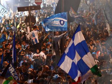 Los aficionados del Nápoles celebran el 'Scudetto' en las calles de la ciudad de Milán.