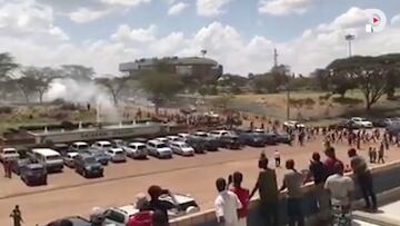 Aficionados de Kenia tuvieron que ser dispersados con gases lacrimógenos