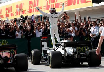 Lewis Hamilton celebra la victoria de carrera. 