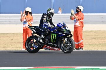 El piloto de Roses ha conseguido regresar a lo más alto de un cajón que completarán Mir y Pol para completar el primer triplete español del año.