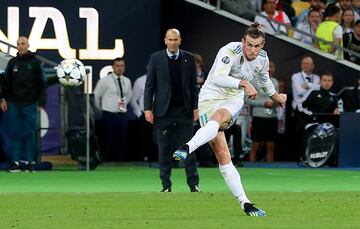 Con 2-1 en el marcador y el Madrid jugando con el tiempo de juego, sería de nuevo Gareth Bale quien pusiese la puntilla a la final: recibió el balón a unos 28-30 metros de la portería de Karius, y sin pensárselo, disparó un trallazo que dobló las manos del portero alemán (para más inri, las había colocado mal). Era el tercer tanto madridista. Significaba la tercera Champions consecutiva blanca. El Madrid volvía a hacer historia en Kiev...