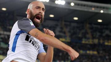 VER940. VERONA (ITALIA), 30/10/2017.- El jugador del Inter Borja Valero celebra despu&eacute;s de anotar un gol hoy, lunes 30 de octubre de 2017, durante un partido entre el Inter y el Verona por la Seria A del f&uacute;tbol italiano, en el estadio Bentegodi de Verona (Italia). EFE/Simone Venezia