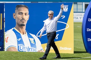 Indias saluda a los aficionados durante la presentación de Haller. 