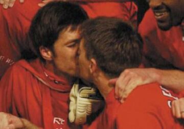 Xabi Alonso y Steven Gerrard, compa?eros en el Liverpool, acababan de recibir el trofeo de la Champions League 2005 y evidenciaron su felicidad con un beso para la historia. El partido fue de lo m¨¢s intenso ante el Milan, con una remontada espectacular del Liverpool en los 90 minutos, y que gan¨® en los penaltis