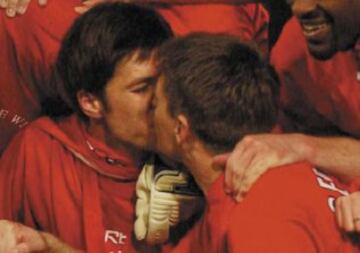 Xabi Alonso y Steven Gerrard, compañeros en el Liverpool, acababan de recibir el trofeo de la Champions League 2005 y evidenciaron su felicidad con un beso para la historia. El partido fue de lo más intenso ante el Milan, con una remontada espectacular del Liverpool en los 90 minutos, y que ganó en los penaltis