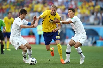 Ola Toivonen, Ki Sung-Yueng y Woo-Young de Corea del Sur. 