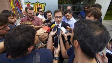 Benedito tras haber entregado, junto al socio Lluís Geli, un escrito para solicitar las papeletas para iniciar una moción de censura.