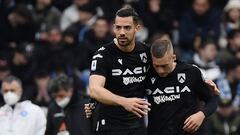 (FILES) In this file photo taken on March 19, 2022 Udinese's Spanish defender Pablo Mari (C) congratulating Udinese's Spanish forward Gerard Deulofeu after he opened the scoring during the Italian Serie A football match between Napoli and Udinese at the Diego-Maradona stadium in Naples. - One person was killed and four others were injured, including Spanish footballer Pablo Mari, in a knife attack in a shopping centre near Milan on October 27, 2022, according to media reports. (Photo by Filippo MONTEFORTE / AFP)