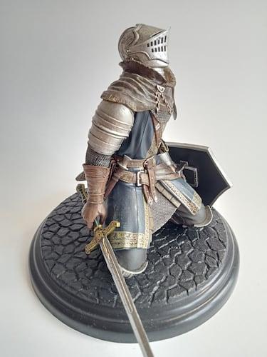 Los fans de Dark Souls no pueden perderse este par de brutales figuras: Knight of Astora y Black Night