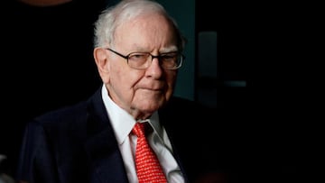 FILE PHOTO: Warren Buffett, CEO of Berkshire Hathaway Inc, pauses while playing bridge as part of the company annual meeting weekend in Omaha, Nebraska U.S. May 6, 2018. REUTERS/Rick Wilking/File Photo