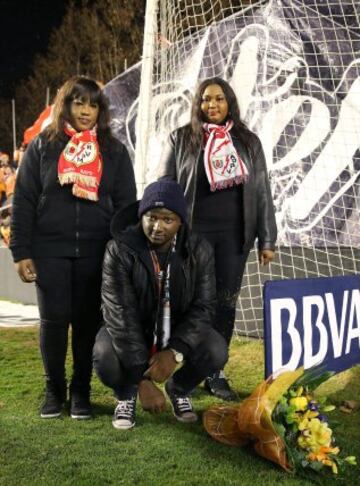 Los familiares del ex-portero rayista Wilfred Agbonavbare, fallecido hace unos días, colocan un ramo de flores en su recuerdo en un una de las porterias del estadio de Vallecas.
