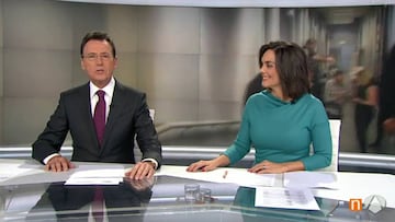 Mat&iacute;as Prats y M&oacute;nica Carrillo se unieron a la moda del mannequin challenge en pelno directo del informativo.