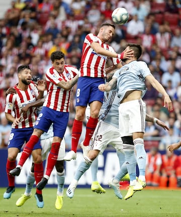 El jugador del Atlético de Madrid, Saúl, remata de cabeza ante los jugadores del Celta. 

 