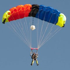 Fallece un paracaidista al chocar contra el motor de un avión