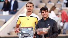 Winner Spain's Carlos Alcaraz poses with the trophy next to Germany's Alexander Zverev (L) after the men's singles final match on Court Philippe-Chatrier on day fifteen of the French Open tennis tournament at the Roland Garros Complex in Paris on June 9, 2024. (Photo by EMMANUEL DUNAND / AFP)