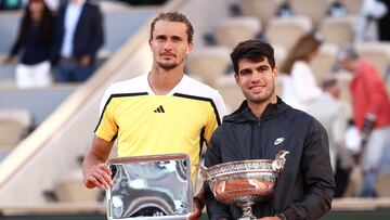 Winner Spain's Carlos Alcaraz poses with the trophy next to Germany's Alexander Zverev (L) after the men's singles final match on Court Philippe-Chatrier on day fifteen of the French Open tennis tournament at the Roland Garros Complex in Paris on June 9, 2024. (Photo by EMMANUEL DUNAND / AFP)