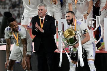 Ancelotti prepares to celebrate, to the joy of Benzema, who lifts the Copa del Rey.