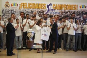 El Real Madrid de baloncesto visita el Ayuntamiento y la Comunidad de Madrid después de haber conseguido el titulo de la liga Endesa Ana Botella y Felipe Reyes