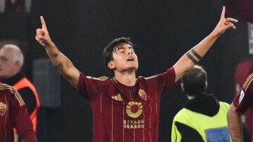 Roma�s Argentine forward #21 Paulo Dybala (C) celebrates after scoring a goal during the Italian Serie A football match between AS Roma and Torino at Olympic stadium in Rome on October 31, 2024. (Photo by Alberto PIZZOLI / AFP)