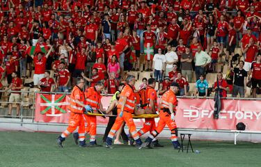Las asistencias médicas se llevan a un seguidor de Osasuna tras una pequeña avalancha en la celebración del gol del empate del Osasuna.