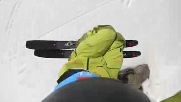 Los esquís y las piernas del freerider Abel Moga volando sobre la nieve en una imagen grabada desde el casco.