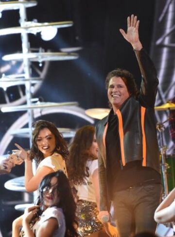 Carlos Vives recibió dos premios Latin Grammy por la canción 'La Bicicleta', que interpreta con Shakira. La ceremonia fue en la noche del jueves en el T-Mobile Arena de Las Vegas, allí el cantante samario homenajeó a los ciclistas colombianos.