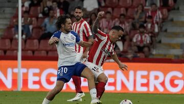 17.09.2023 PARTIDO 2ª DIVISION 
ESTADIO EL MOLINON SPORTING-TENERIFE EL DEBUTANTE ROQUE MESA DISPUTA EL BALÓN CON ALEX CORREDERA.