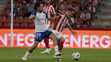 17.09.2023 PARTIDO 2ª DIVISION
ESTADIO EL MOLINON SPORTING-TENERIFE EL DEBUTANTE ROQUE MESA DISPUTA EL BALÓN CON ALEX CORREDERA.