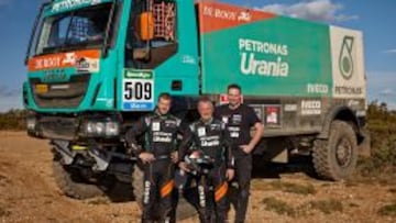 De izquierda a derecha, Colom&eacute;, Vila y Huisman; detr&aacute;s, el Iveco Trakker para el Dakar.
 