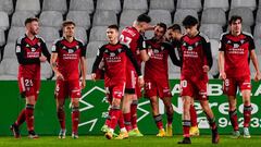 Roberto López, del Mirandés, celebra con sus compañeros el gol que marcó en El Sardinero.