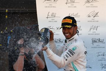 Lewis Hamilton celebrando su victoria en el GP de España