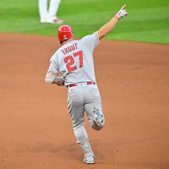 What’s the MLB record for most consecutive home runs?