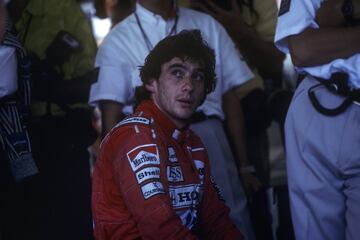 Por tercer año seguido, Senna y Prost se jugaban el campeonato en Japón, aunque esta vez lo hacía con el francés ya en Ferrari tras la tumultuosa temporada de 1989 en la que tuvieron un final igual de dramático con un toque entre ambos en Suzuka a falta de siete vueltas, que dio el título a Alain después de que Senna fuese descalificado. Al año siguiente, Ayrton se cobraría su venganza: partía en la pole por delante de su íntimo rival y ambos chocaron en la primera curva al intentar colarse el brasileño por el interior. Un resultado nefasto pero que le dio su segunda corona.