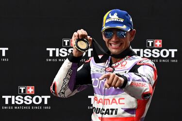 Jorge Martín celebra su victoria, mostrando su medalla como vencedor de la carrera al esprint