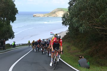 Robert Gesink de Holanda, Dylan Van Baarle de Holanda y Wilco Kelderman de Holanda y el equipo Jumbo-Visma lideran el pelotón durante la etapa 16.