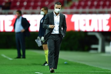 Rafael Puente del Río, entrenador del Atlas, uso su protector durante todo el partido, algunos de sus auxiliares contaban con cubreboca con el escudo de los rojinegros