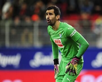 El cancerbero guipuzcoano termin¨® contrato con el Eibar el 30 de junio. Ten¨ªa un acuerdo con el City de Guardiola, pero no se cerr¨® porque no consiguieron liberar una ficha del cupo de extranjeros. Ha jugado 185 partidos en Primera Divisi¨®n.