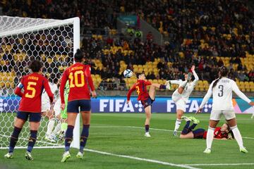 Buena acción de España, el balón toca en el palo y ahí está Esther para recoger el rechace y anotar su tanto en el partido. Tercer gol de la Selección.