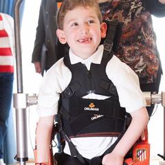 Un estudio permite a tres niños probar el exoesqueleto infantil