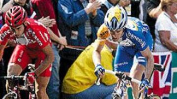 <b>TODO UN HITO.</B> Dos españoles, Astarloa y Aitor Osa, llegaron destacados en la Flecha Valona.