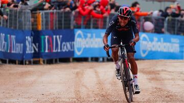 Tras un año difícil, soportar críticas, trabajar más de lo normal para recuperar su nivel y, además, llevar a las espaldas una carga sorpresiva y delicada, hoy, Egan es el líder del Giro de Italia.